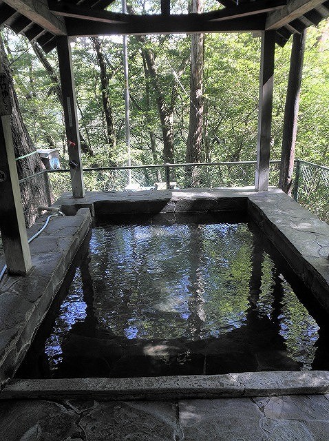 聖天様露天風呂　林の中の露天風呂は、とてもリラックスできます。