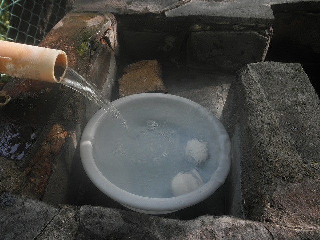 聖天様露天風呂で温泉卵作り