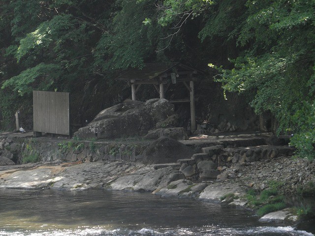 2011/05/25　塩原福渡温泉　箒川対岸から見た岩の湯