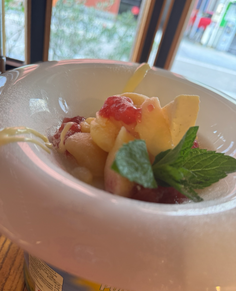 今しか食べられない、旬の長田の桃の一皿