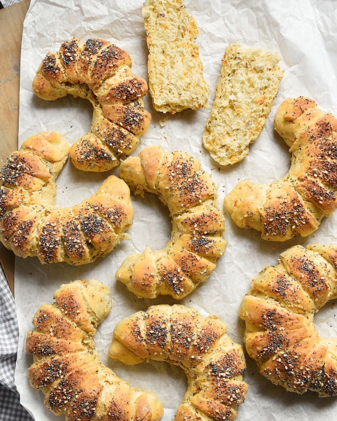 Dinkel Körner Hörnchen mit Sonnenblumenkernen, Leinsamen und Möhren, Thermomix