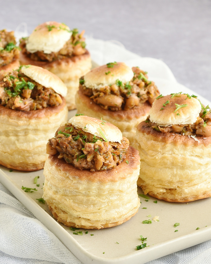 Königspasteten mit vegetarischer Füllung aus weißen Bohnen, getrockneten Tomaten, Nüssen und Käse, vegetarische Weihnachten