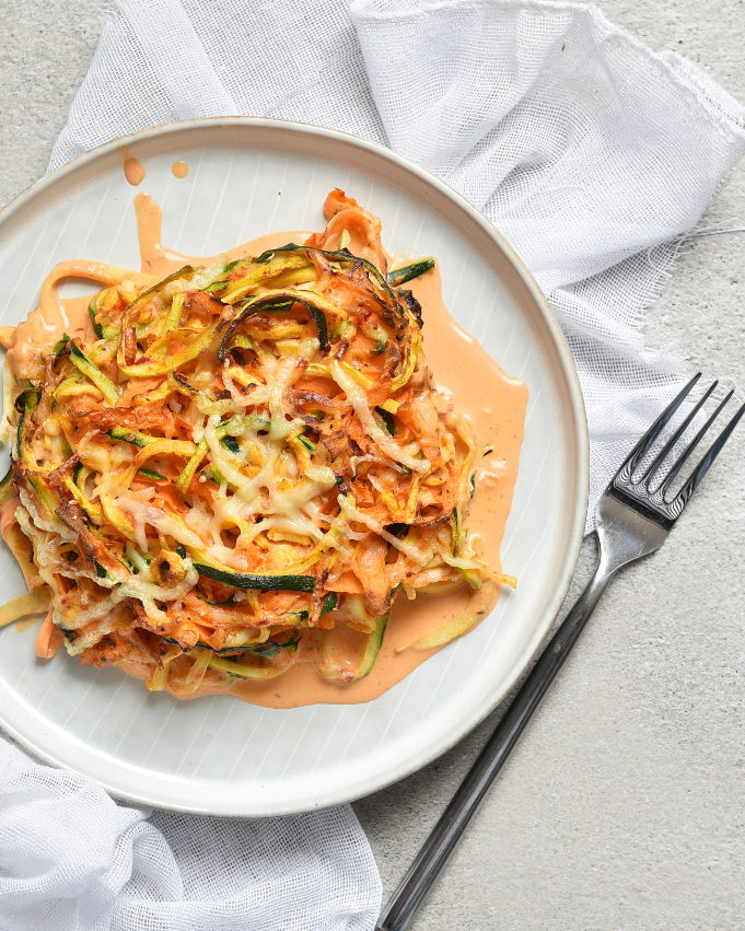Airfryer Zoodles, Zucchini und Möhren in einer Ajvar-Schmand-Soße aus dem Airfryer