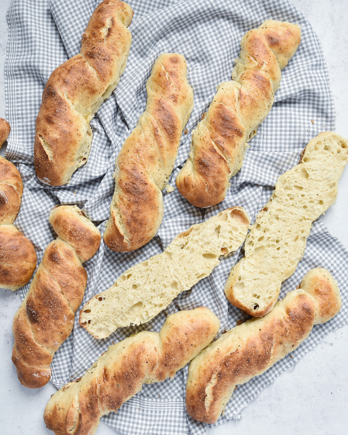 Fluffige Brötchenstangen mit Salz und Pfeffer Kruste aus dem Thermomix