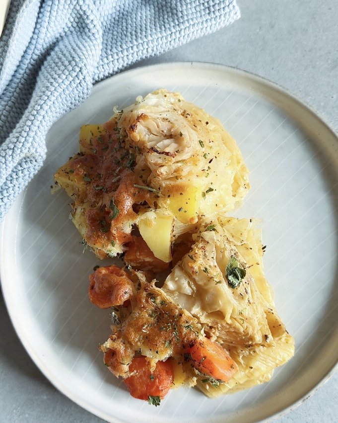 Schmorkohl mit Kartoffeln und Möhren, alles gart zusammen im Ofen in einer Form mit Deckel, der Kohl wird super zart und aromatisch