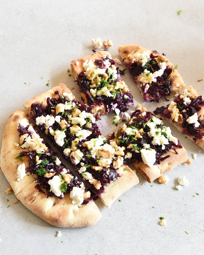 X-Mas Bruschetta mit rotem Krautsalat, Feta und Walnüssen