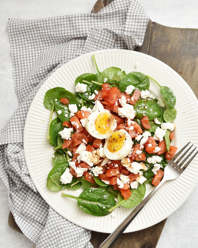 Spinat-Salat mit Ei, Feta und Tomaten
