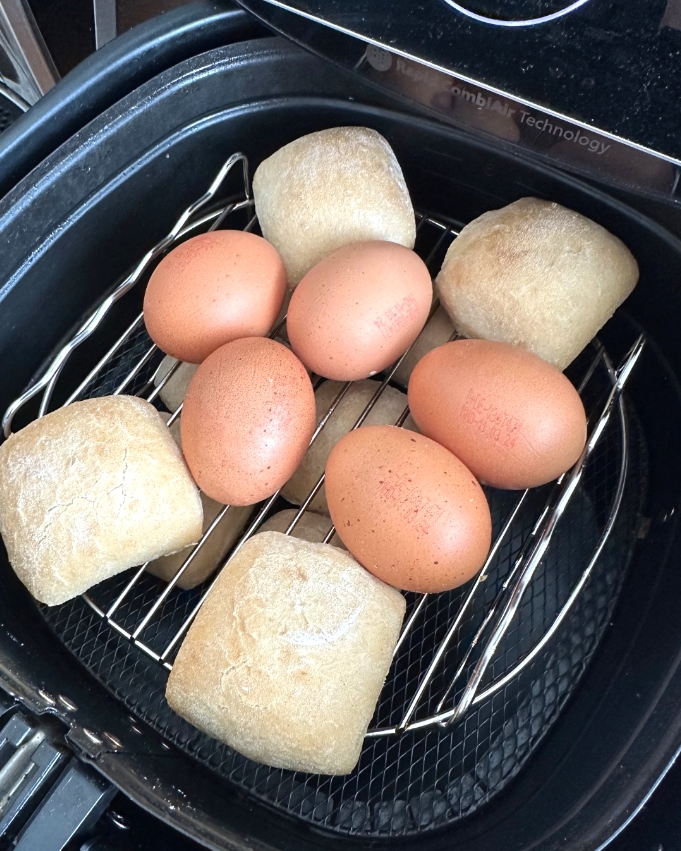 Gekochte Eier und Aufbackbrötchen. Aus dem Airfryer. mix dich glücklich (ThermomixRezepte)