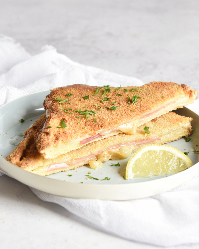Toast Cordon Bleu, zwei Toastscheiben in der Mitte Käse und Schinken, paniert und im Airfryer gebraten, vegan und vegetarisch machbar
