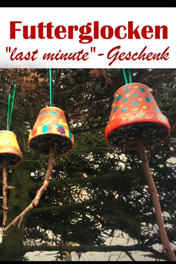 last minute Weihnachtsgeschenk für Oma und Opa selbst gebastelte Vogel-Futterglocken, Blumen Tontöpfe, die mit Acrylfarbe angemalt werden und mit Vogelfutter gefüllt werden