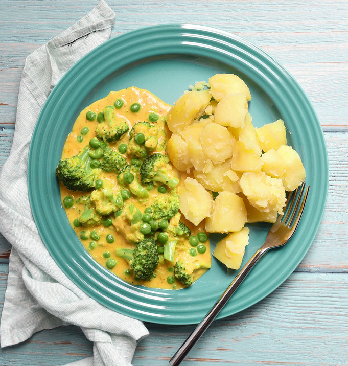 Curry Brokkoli mit Erbsen und Kartoffeln