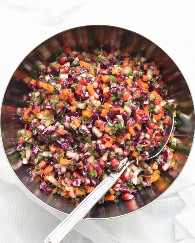 Crunchy Salat mit Rotkohl, Paprika, Frühlingszwiebeln, Gurke und einem Dressing aus dem Thermomix