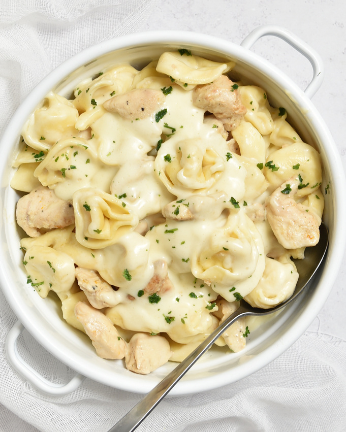 Tortellini Chicken Alfredo, Tortellini in einer leckeren Käse-Sahne-Soße mit Hähnchen oder Tofu aus dem Airfryer, Alfredosoße Thermomix, vegan, vegetarisch machbar