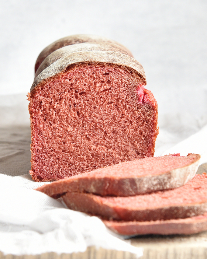 Toastbrot in pink mit Rote Bete Saft