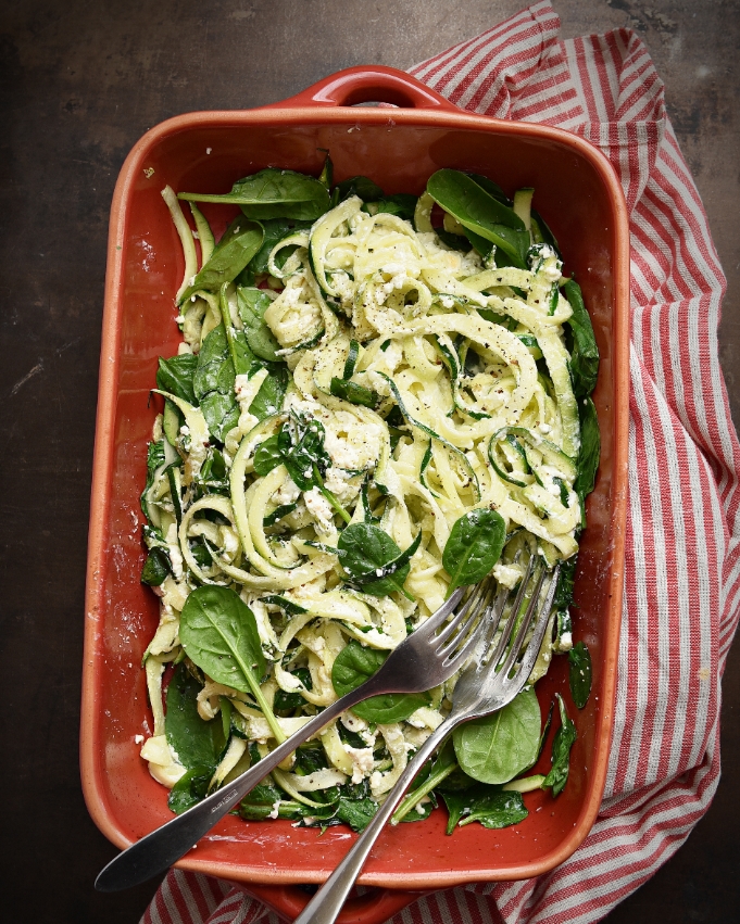 Baked Feta Zoodles mit Spinat