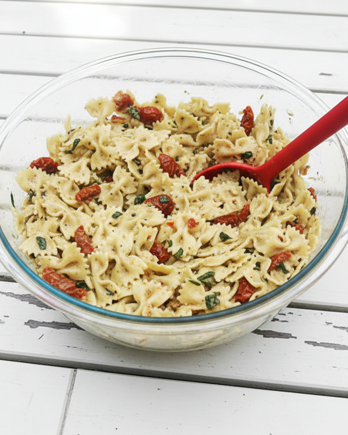 Sommerpasta mit Ofen-Tomaten, Pinienkernen und Pesto