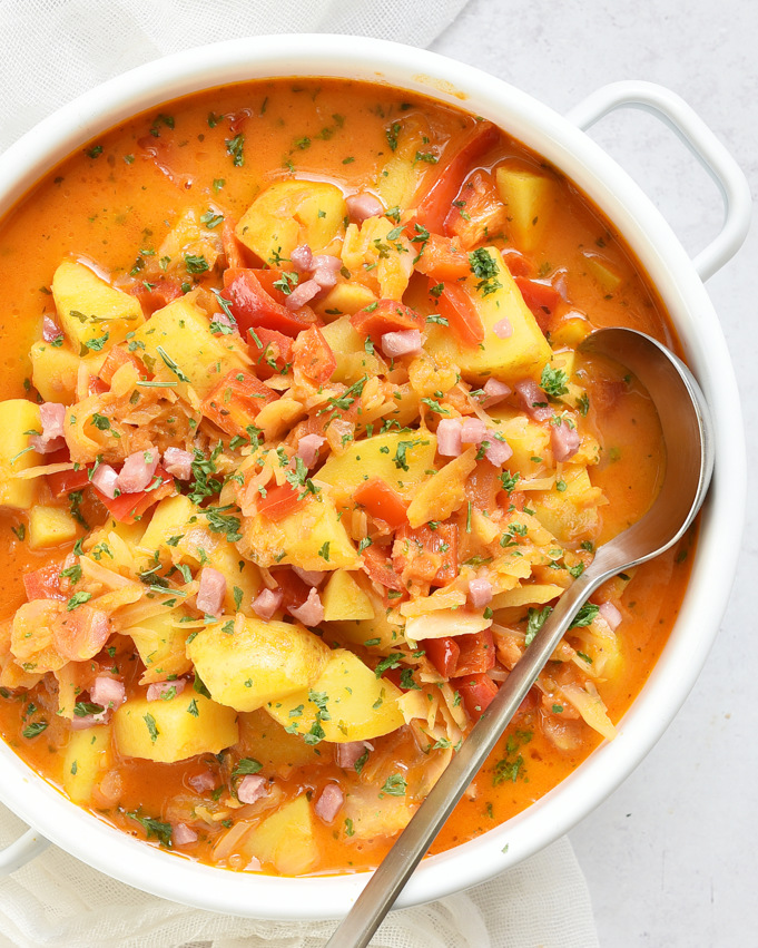 Kartoffeltopf mit Kraut - mit Krautsalat aus Weißkohl oder mit Sauerkraut - mit Tomaten, Sahne, Paprika und wahlweise Speck oder Schinkenwürfeln, Thermomix