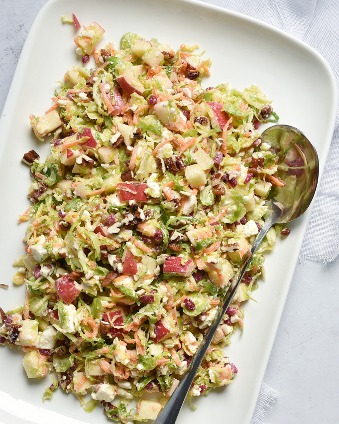 Rosenkohl Salat mit Apfel, Möhre und Feta sowie Honig Senf Dressing