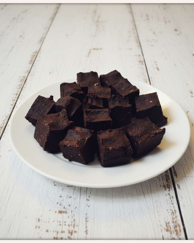 vegane Brownies, brownies ohne schokolade, schokoladenkuchen vegan, brownies datteln, schokoladenkuchen datteln, brownies thermomix, brownie thermomix, brownie vegan, brownie ohne zucker, brownie ohne mehl, brownie glutenfrei