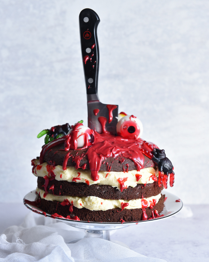 Halloween Torte für das Partybuffet, Biskuitboden und Sahnecreme mit Gruseldeko aus Schokolade und Weingummi
