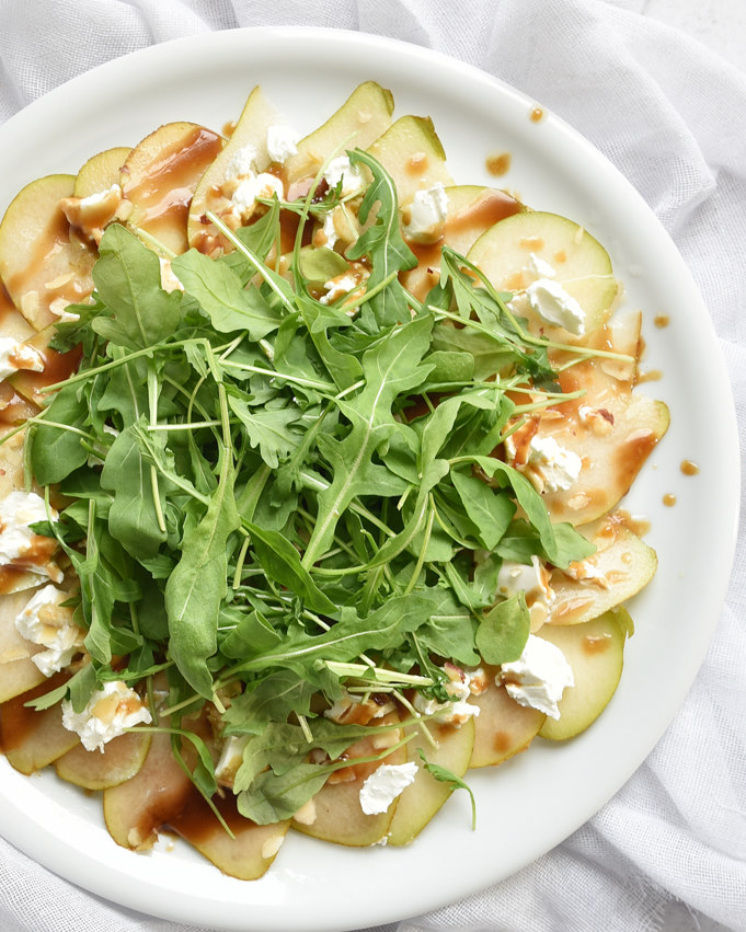 Birnen Carpaccio mit Ziegenfrischkäse oder Feta, Walnüssen oder Haselnüssen, Balsamico-Honig-Senf-Dressing und Rucola