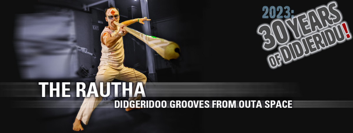 Info image Ansgar Stein dancing in front of the stage. He is dressed in white, for the stage character "The Rautha", andplays a fibre glass didgeridoo directed to the viewer. The text on the image says: The Rautha – Didgeridoo grooves from outer space