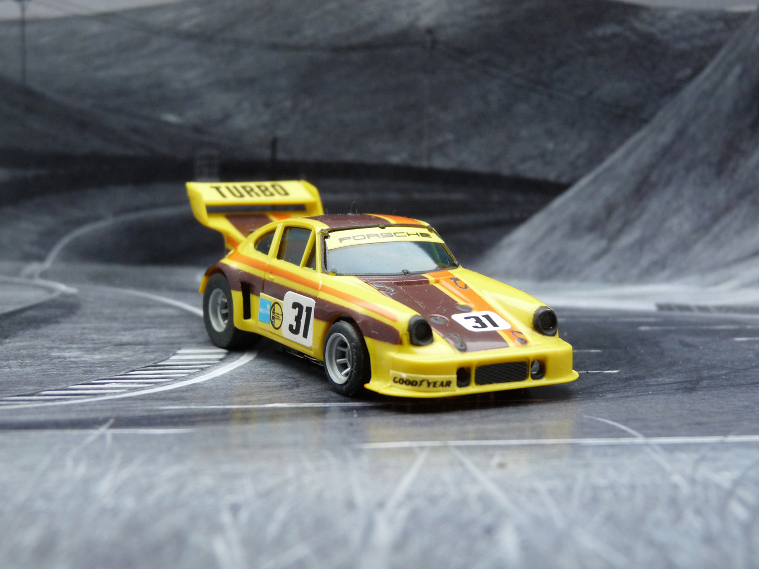 AURORA AFX Porsche 934 RSR gelb/braun/orange #31