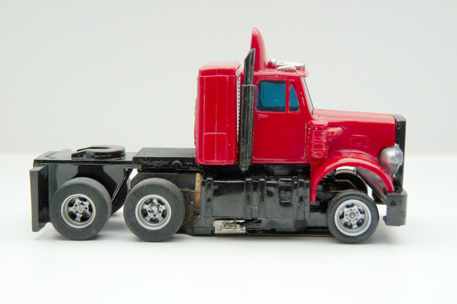 AURORA AFX Peterbilt Truck gelaugt rot