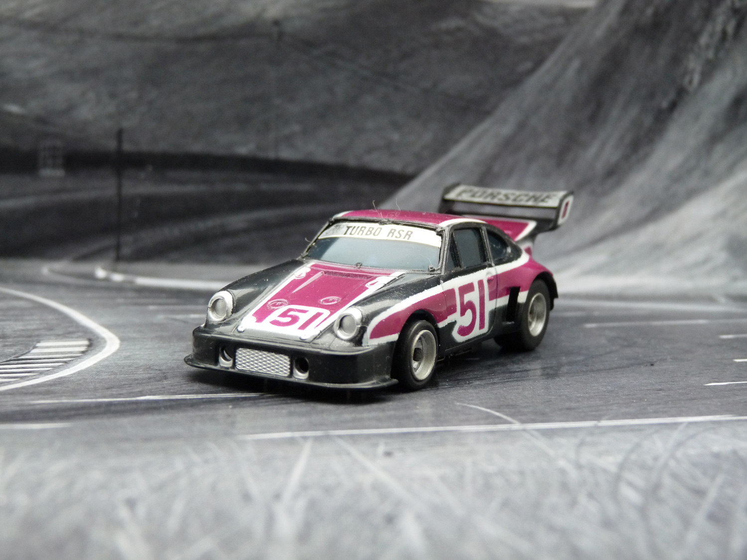 AURORA AFX Porsche 934 RSR schwarz / purple / weiß #51