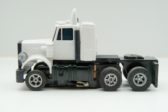 AURORA AFX Peterbilt gelaugt weiß