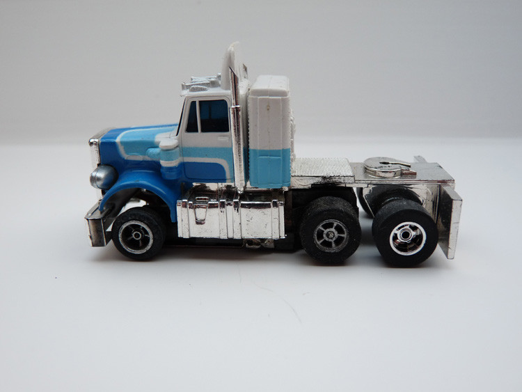 AURORA AFX Peterbilt Truck weiß/blau/hellblau