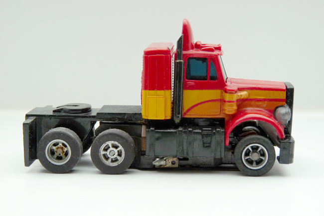 AURORA AFX Peterbilt Truck gelaugt rot-gelb-orange