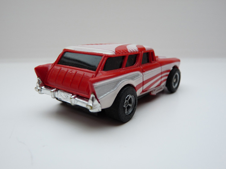 AURORA AFX '57 Chevy Nomad rot/weiß gestreift/silberne side pipes