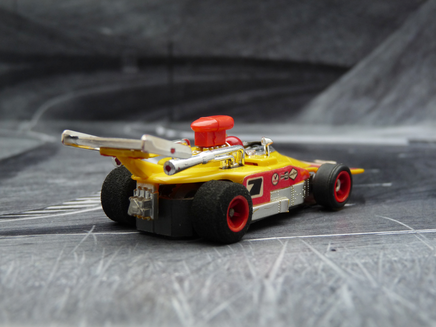 AURORA AFX G-Plus Lola T-330 gelb/rot #7