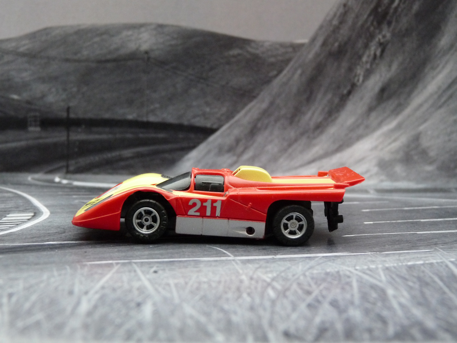 AURORA AFX Ferrari 512M rot/gelb/silber #211