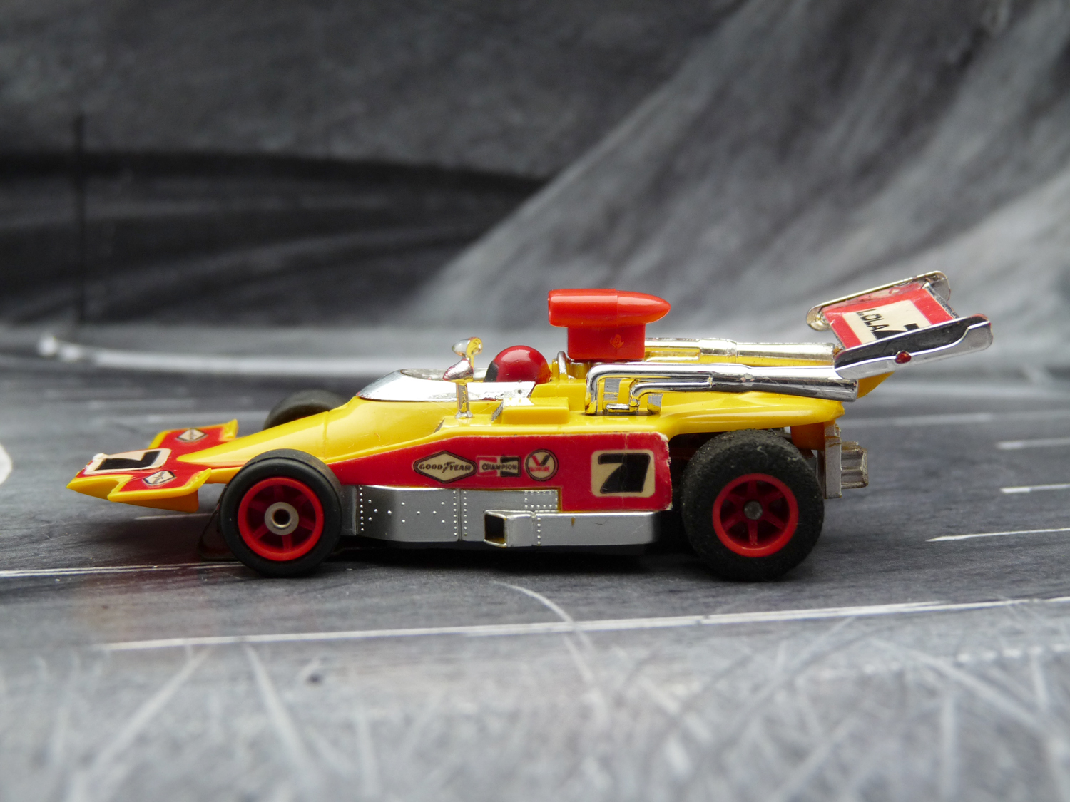 AURORA AFX G-Plus Lola T-330 gelb/rot #7
