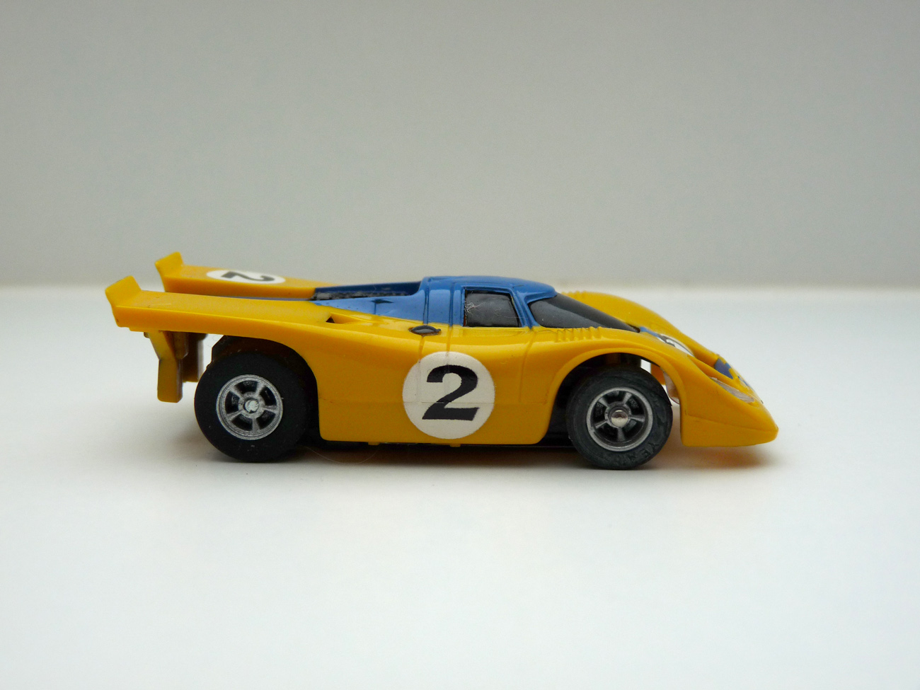 AURORA AFX Porsche 917 gelb/blau #2 - schwarze Scheibe