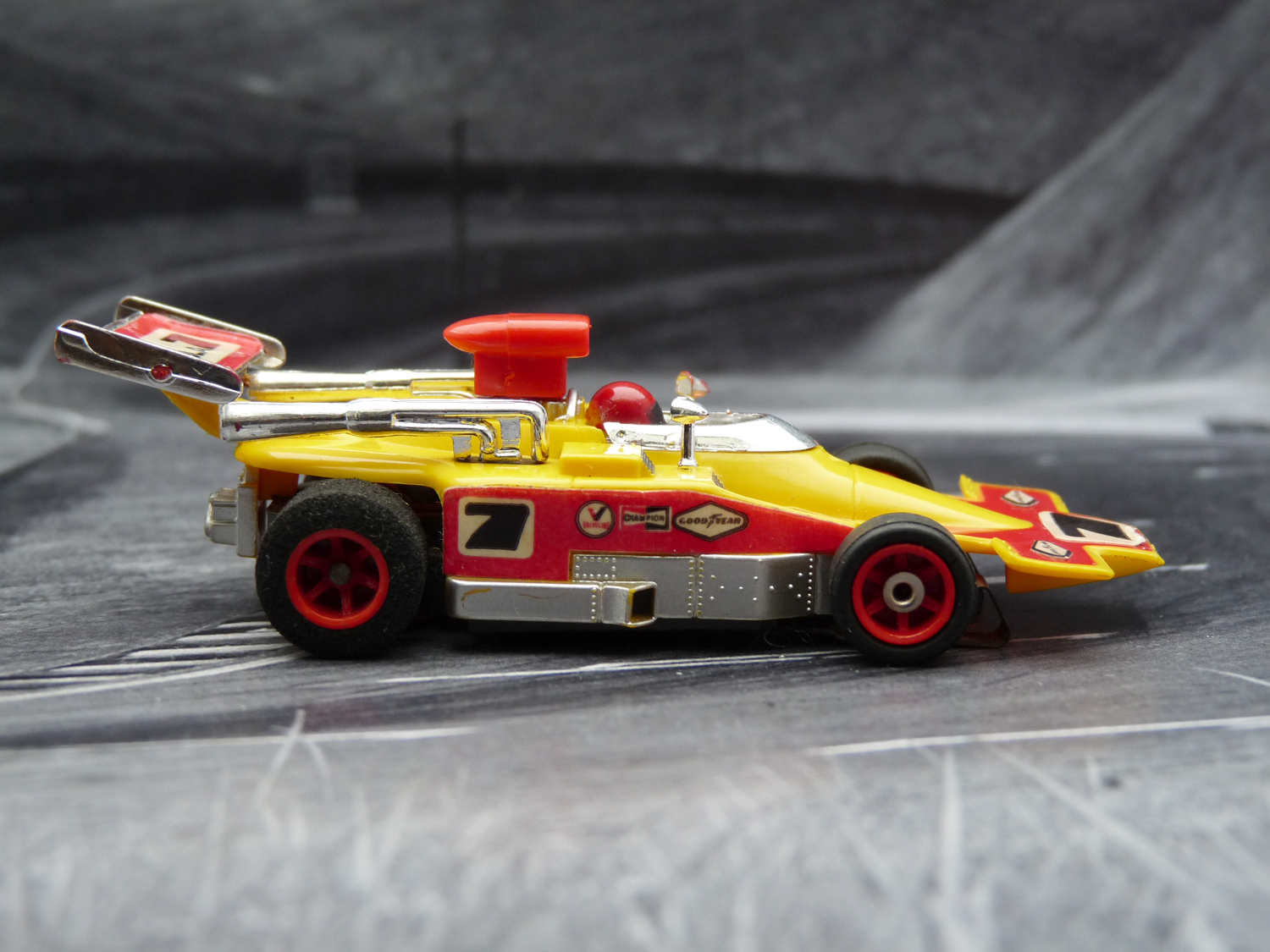 AURORA AFX G-Plus Lola T-330 gelb/rot #7