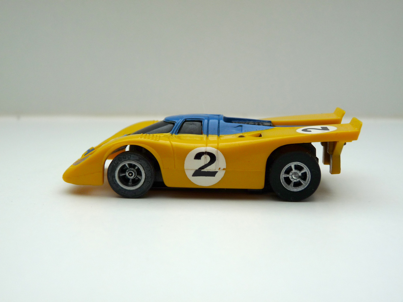 AURORA AFX Porsche 917 gelb/blau #2 - schwarze Scheibe