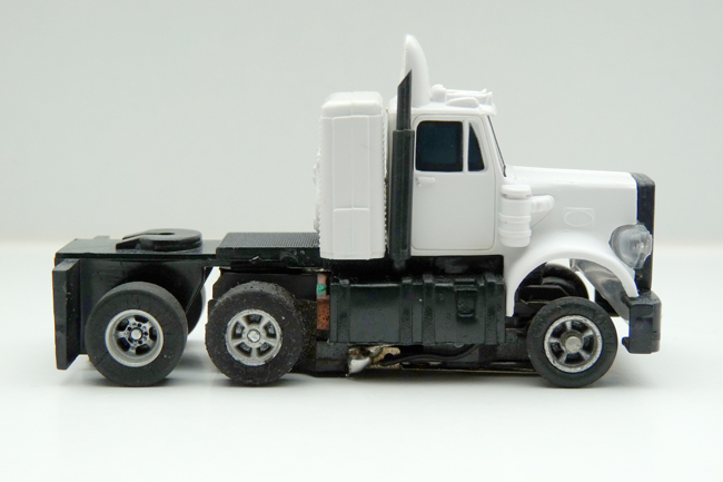 AURORA AFX Peterbilt gelaugt weiß