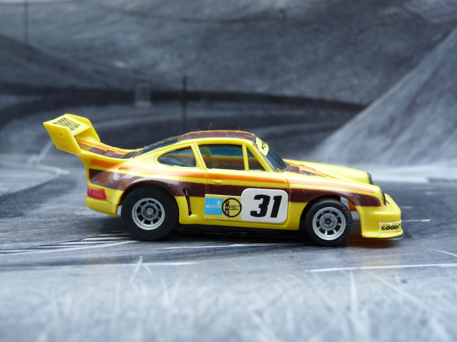 AURORA AFX Porsche 934 RSR gelb/braun/orange #31