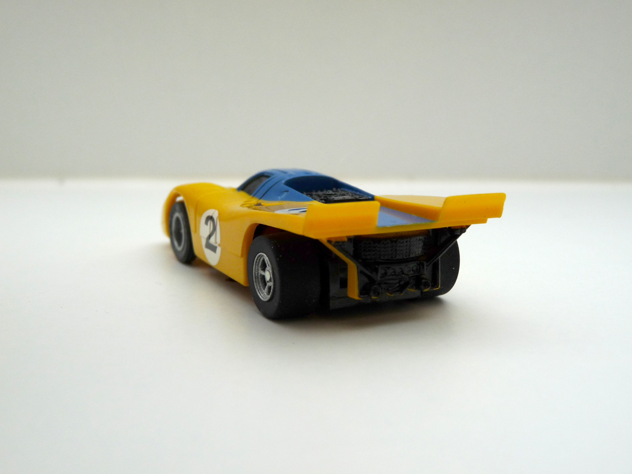 AURORA AFX Porsche 917 gelb/blau #2 - schwarze Scheibe