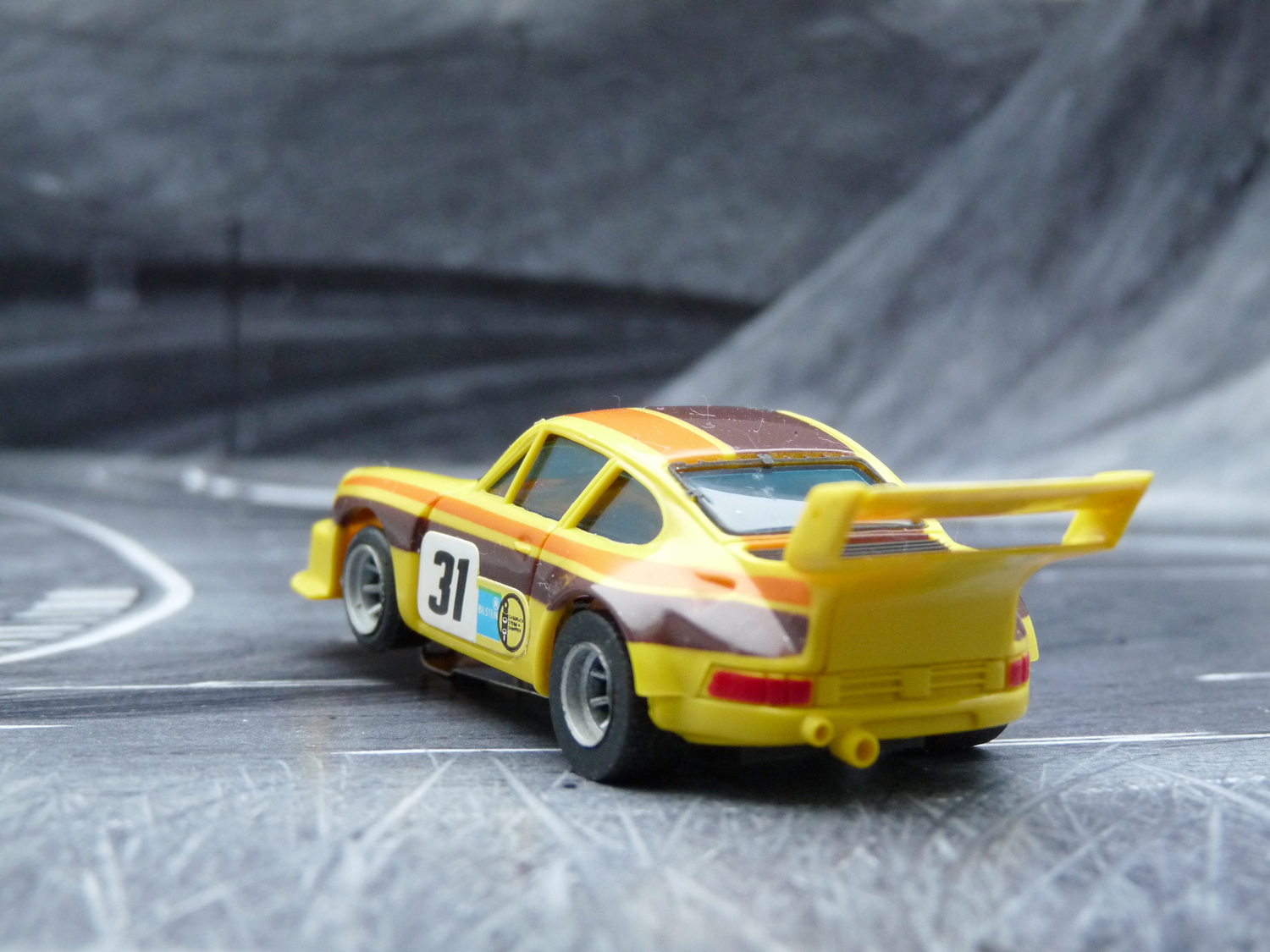 AURORA AFX Porsche 934 RSR gelb/braun/orange #31