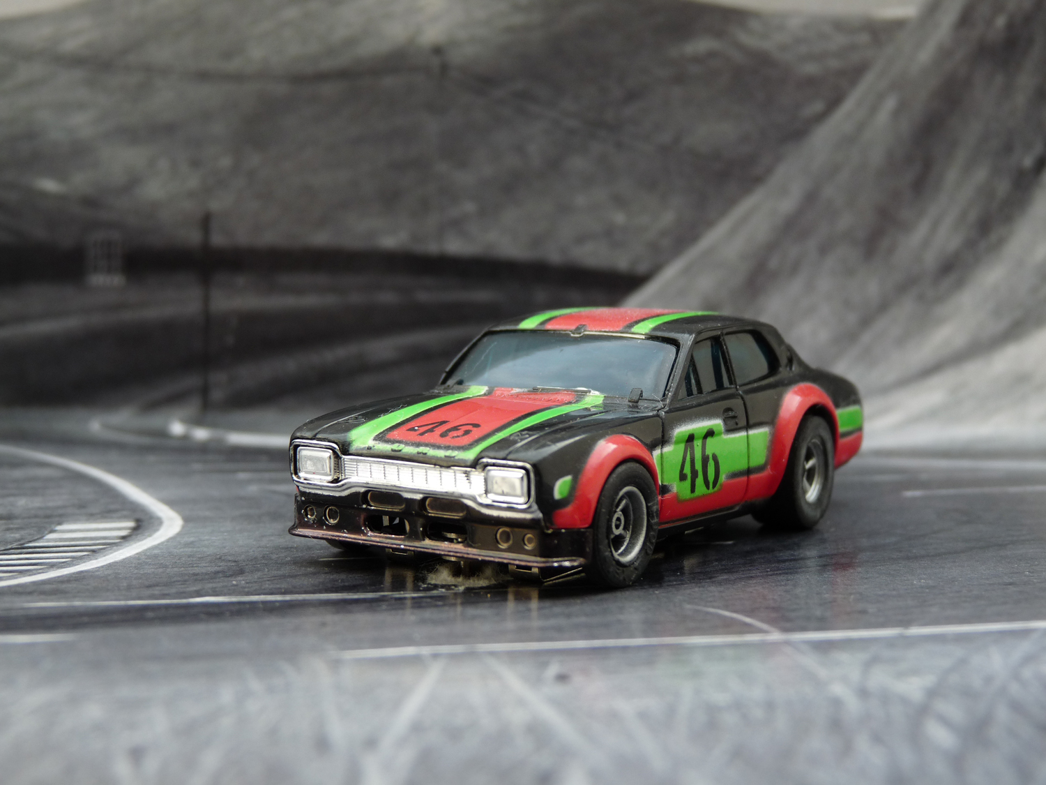 AURORA AFX Ford Escort schwarz/rot/grün #46