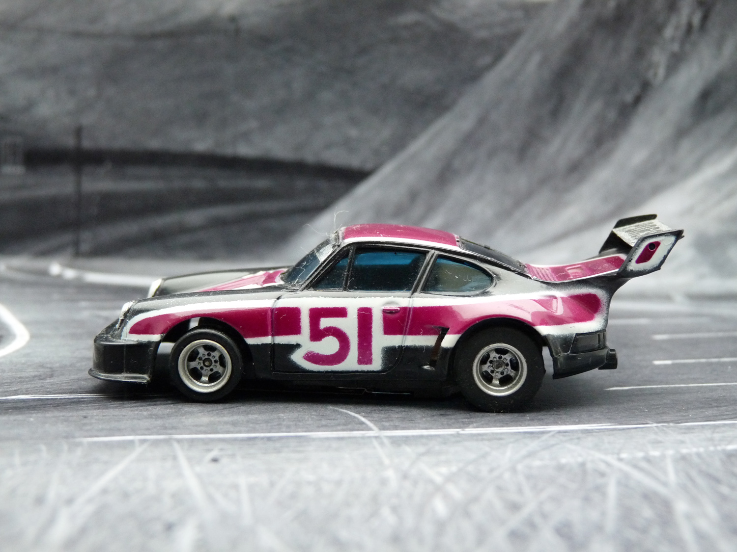 AURORA AFX Porsche 934 RSR schwarz / purple / weiß #51