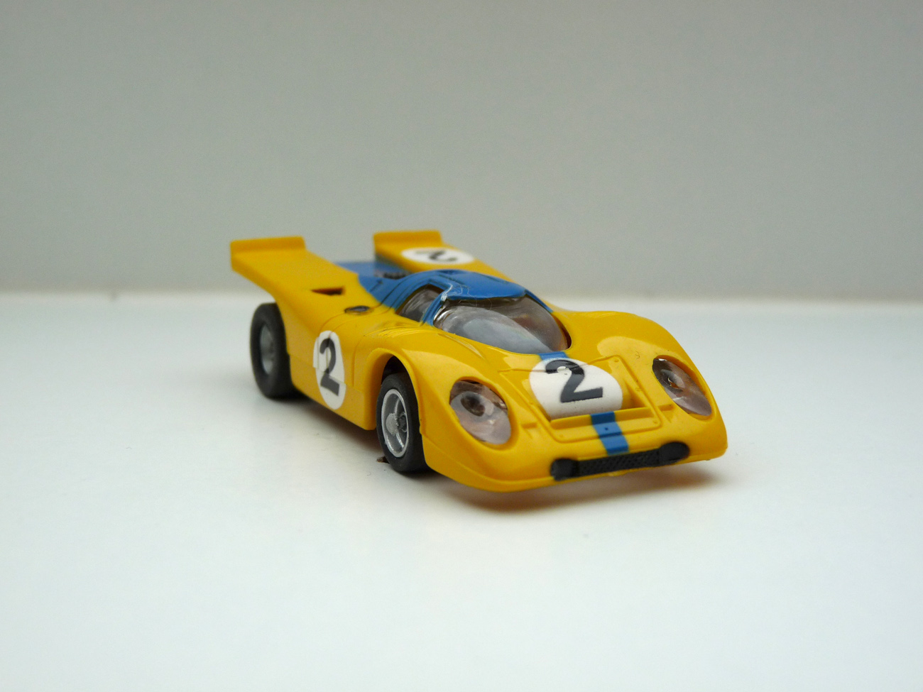 AURORA AFX Porsche 917k gelb/blau #2 -klare Scheibe