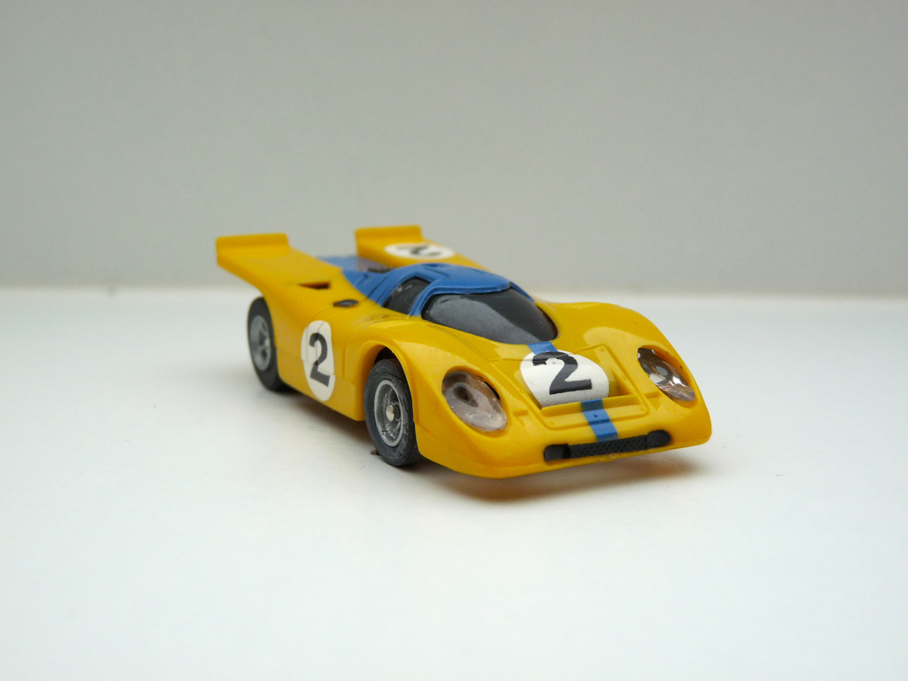 AURORA AFX Porsche 917 gelb/blau #2 - schwarze Scheibe