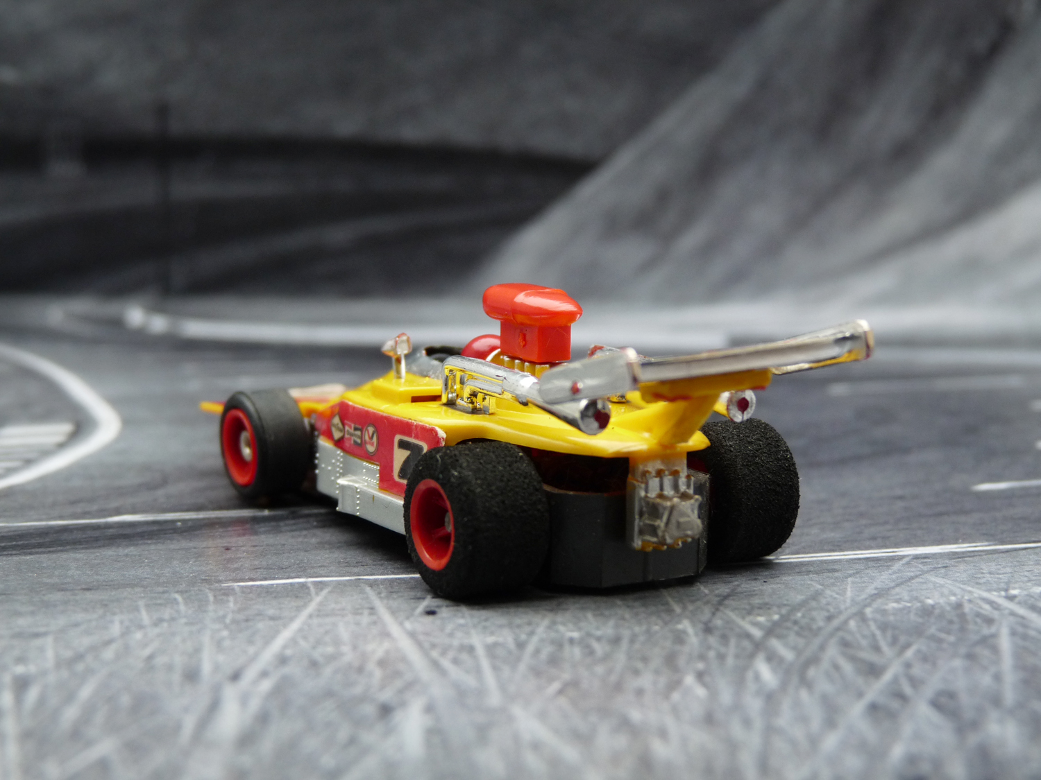 AURORA AFX G-Plus Lola T-330 gelb/rot #7