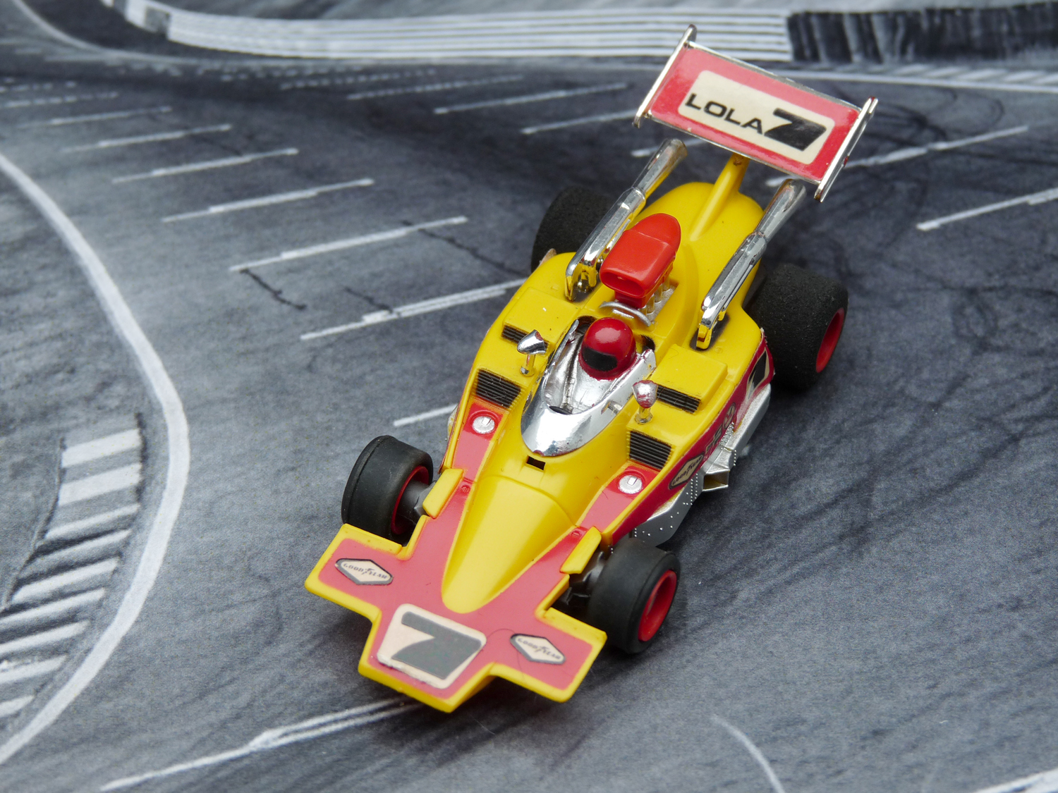 AURORA AFX G-Plus Lola T-330 gelb/rot #7
