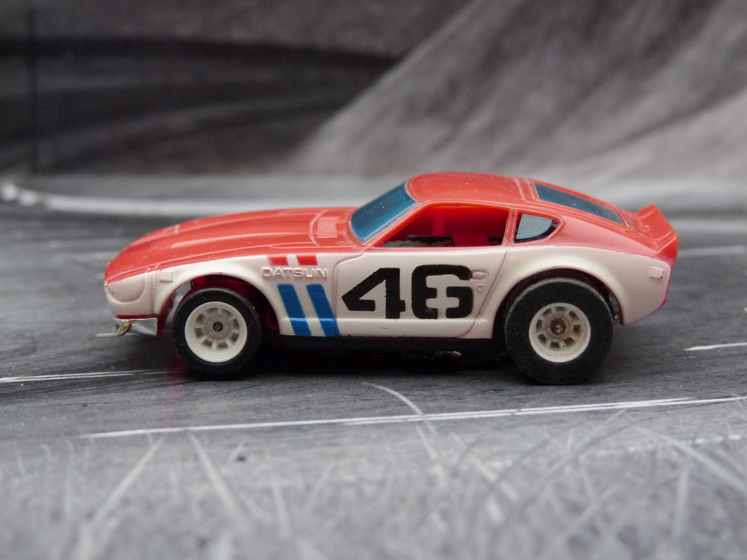 AURORA AFX G-Plus Bre Datsun 240Z rot / weiß blaue Streifen #46